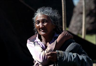 old-tibetan-woman-living-beside-namsto-lake