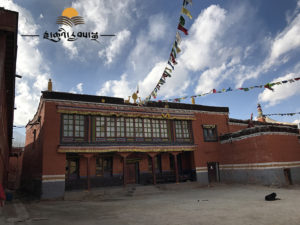 སྨོན་ཐང་ཆོས་སྡེ་དགོན་གྱི་འདུ་ཁང་། རྫ་སྐྱེས་ཕུར་བས་པར་བླངས།